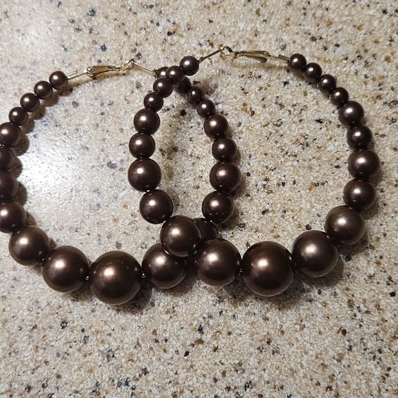 HOOP MOBB Pearl Girls Chocolate Beaded Pearl Large Hoop Earrings - Picture 2 of 6